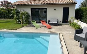 Studio vue piscine au calme près des vignes